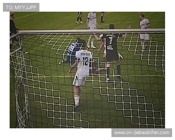 冰球联赛启用小球门,守门员扑救率下降 冰球联赛启用小球门,守门员扑救率下降